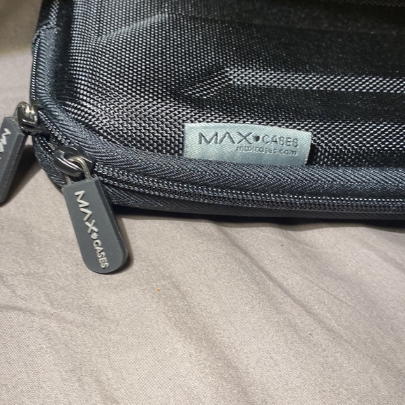 Max Cases Always In Carrying Case Fits 13&14” Laptops - Picture 3 of 4
